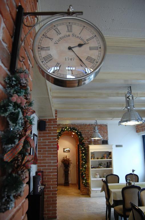 Pensiunea Antique Târgu Jiu エクステリア 写真